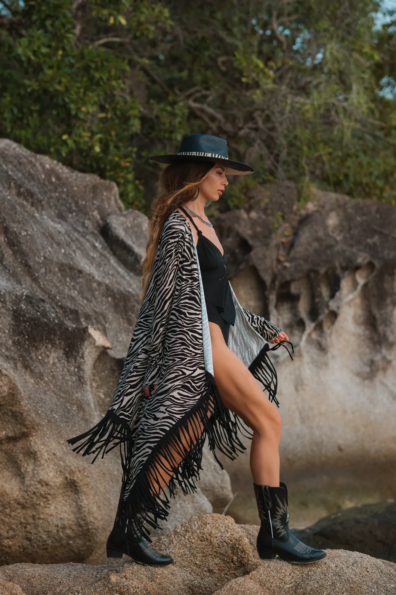 Cardigan in Black and White Print Decorated with Black Fringe